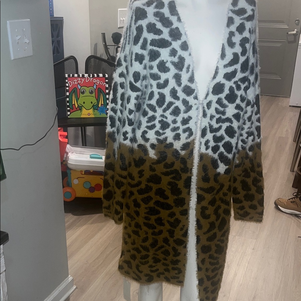 Chic Leopard Pattern Cardigan - image 1